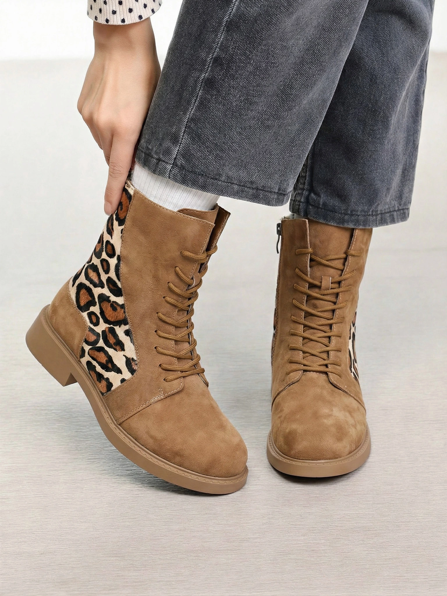 Ботинки комбинированные коричневого цвета на среднем широком каблуке